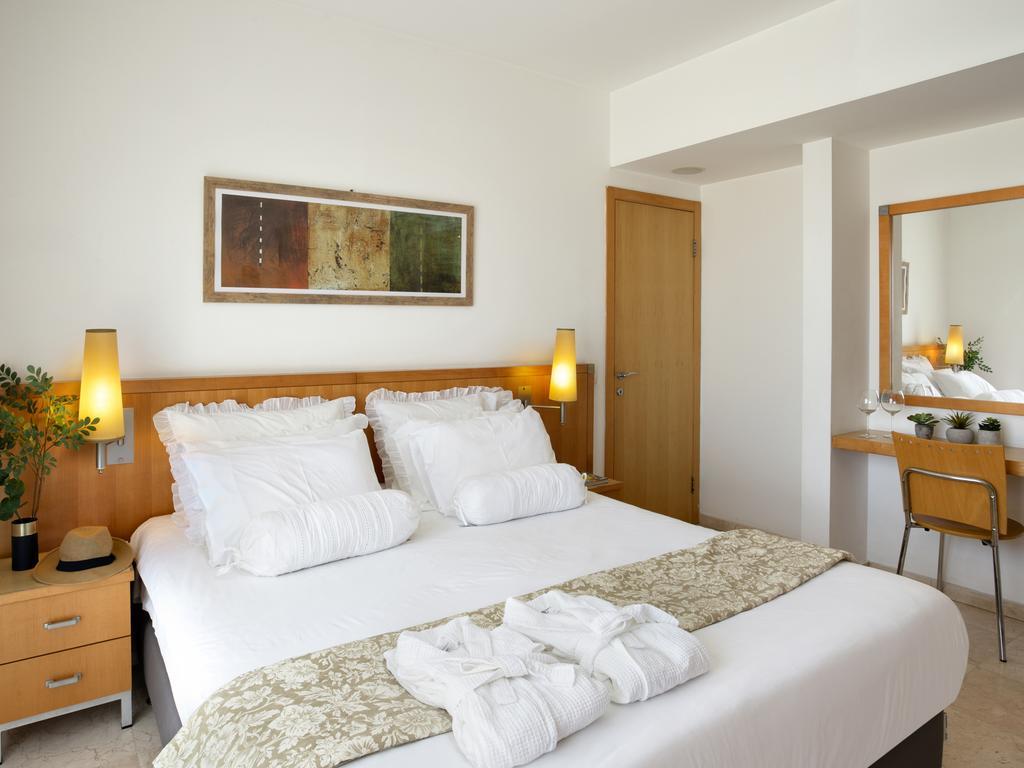 Aparthotel Okeanos On The Beach Herzliya Room photo